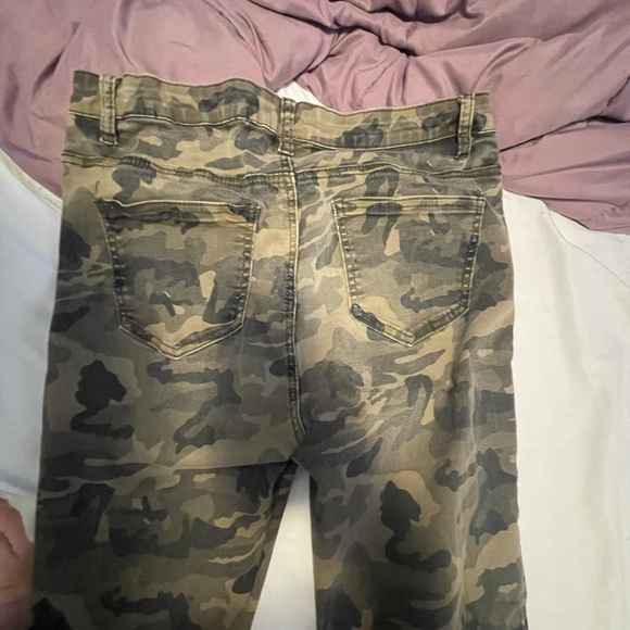 Camo Pants with Rips - Picture 6 of 6